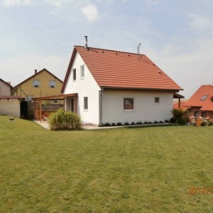 Světlý energeticky úsporný dům řešený jako dřevostavba v okrese Kladno